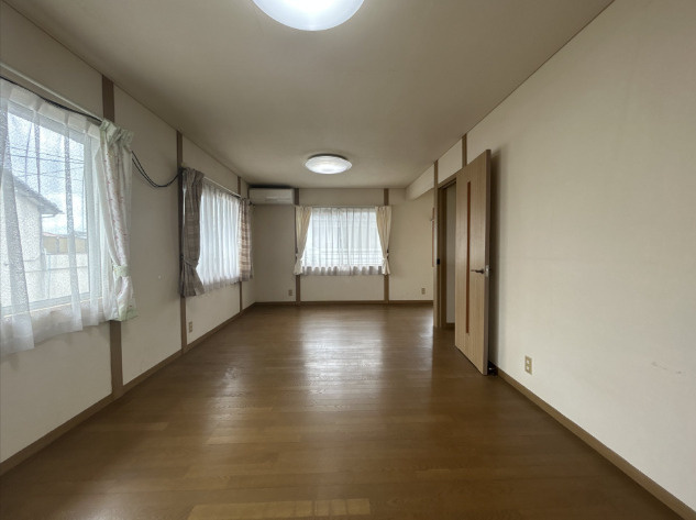 「南向き角地」香南市野市町東野　中古一戸建ての居間・リビング|2面採光で風通りも良好！主寝室に最適な広々洋室。