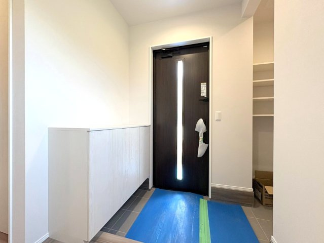 タマタウン　岐阜市芥見中野畑（芥見小）　全４区画分譲の玄関|大容量のシューズ収納付きで玄関周りもすっきり！玄関ドアからの光が玄関ホールを明るくしてくれます。