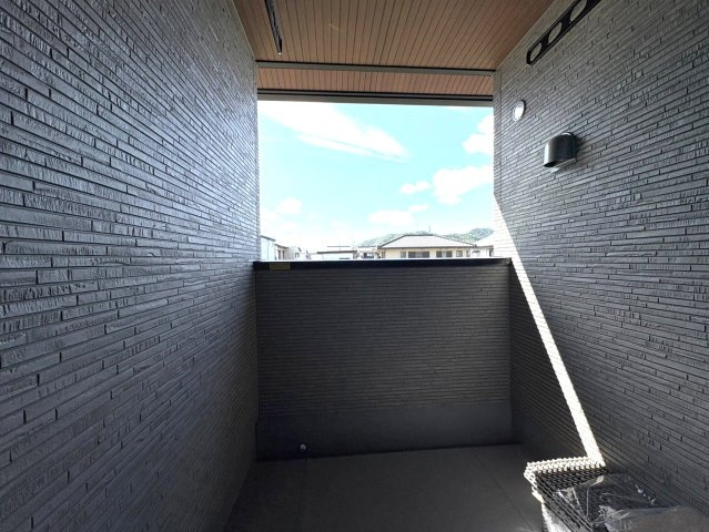 タマタウン　岐阜市芥見中野畑（芥見小）　全４区画分譲のバルコニー|バルコニーは南向きで洗濯物もよく乾きます！強度と表面積硬度を持つFPRで防水しています。