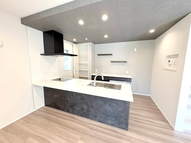タマタウン　岐阜市芥見中野畑（芥見小）　全４区画分譲のキッチン|カウンタースペースがついた広々キッチン。浄水器組込み水栓でシンクまわりがスッキリお使いいただけます
