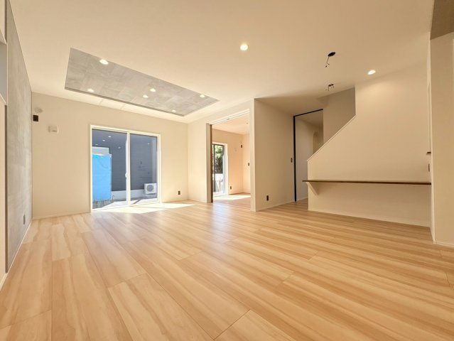 タマタウン　岐阜市芥見中野畑（芥見小）　全４区画分譲の居間・リビング|最高級グレードの床材グラフィアート仕様。家族が増える事を考えて約20帖近くの広さにこだわっています
