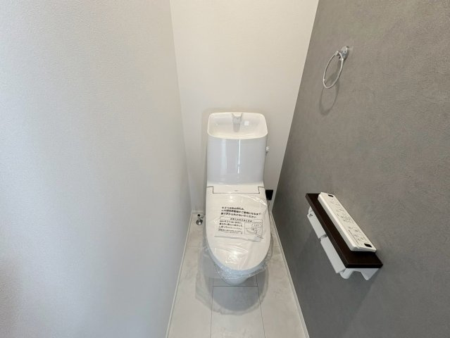 タマタウン　岐阜市芥見中野畑（芥見小）　全４区画分譲のトイレ|超節水型の水洗トイレを標準採用。汚れが付きにくいコーティング加工で、いつでも清潔に保てる便座を装備。