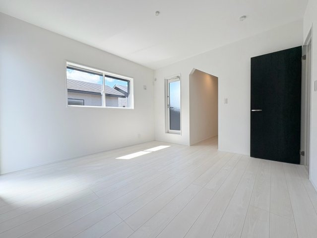 タマタウン　岐阜市芥見中野畑（芥見小）　全４区画分譲の寝室|全居室にたっぷり収納できる大型収納を設置。窓ガラスは断熱性能や結露防止効果の高いペアガラスです。