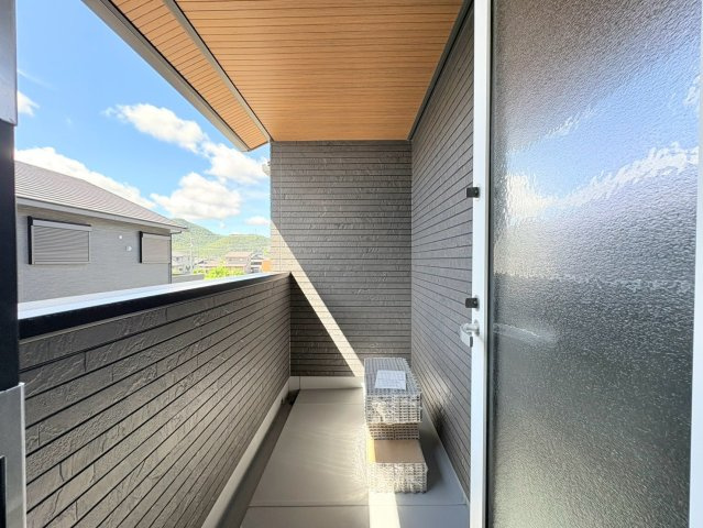 タマタウン　岐阜市芥見中野畑（芥見小）　全４区画分譲のバルコニー|バルコニーは南向きで洗濯物もよく乾きます！強度と表面積硬度を持つFPRで防水しています。