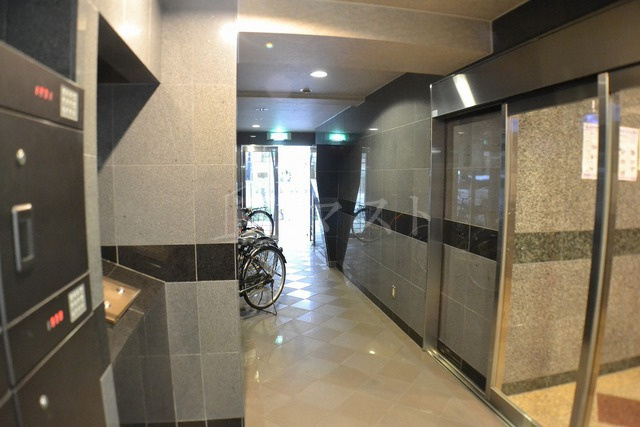 ディナスティ松屋町のエントランス