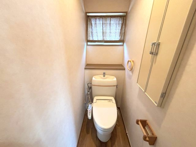 2階の温水洗浄機付きトイレです！