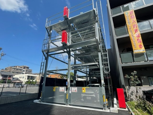 ロイヤルカーサ千種の駐車場