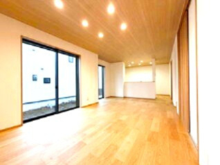 【居間・リビング】 | 【仲介手数料３０％（７０万円）ＯＦＦ！】■砧南小まで６分■バス停まで２分■長期優良認定■ＺＥＨ水準 | 【諸費用７０万円ＯＦＦ！】
決算特別キャンペーン！
家計応援サービスの限界に挑戦中！
■砧南小まで６分
■バス停まで２分
■耐震など住宅性能評価６項目で最高評価
■ＺＥＨ水準
■内覧可能
