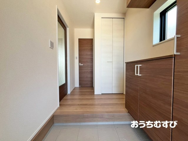 小牧市横内（全1棟）の玄関