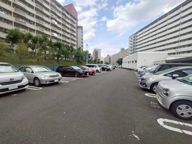 ◆令和８年１月リフォーム済◆近鉄「向島」駅徒歩６分◆向島ニュータウン第３街区C棟の駐車場|駐車場