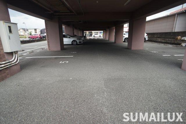 熊本市南区近見１丁目の賃貸マンションの駐車場