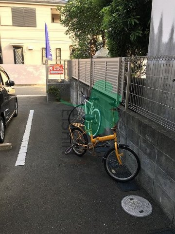 クレフラスト吉塚の駐車場
