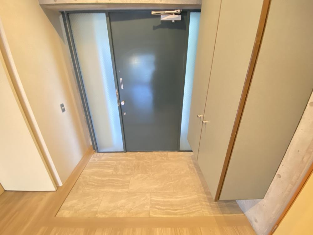 西宮市高木東町の賃貸マンションの玄関