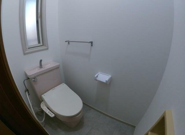 芦屋市竹園町の一戸建てのトイレ