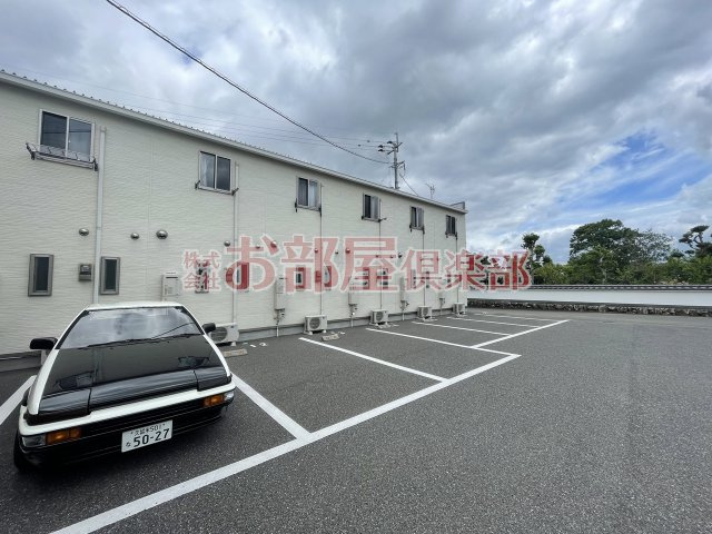 シャロムふえき　B棟 の駐車場|車をお持ちの方に嬉しい駐車場付きの物件です
