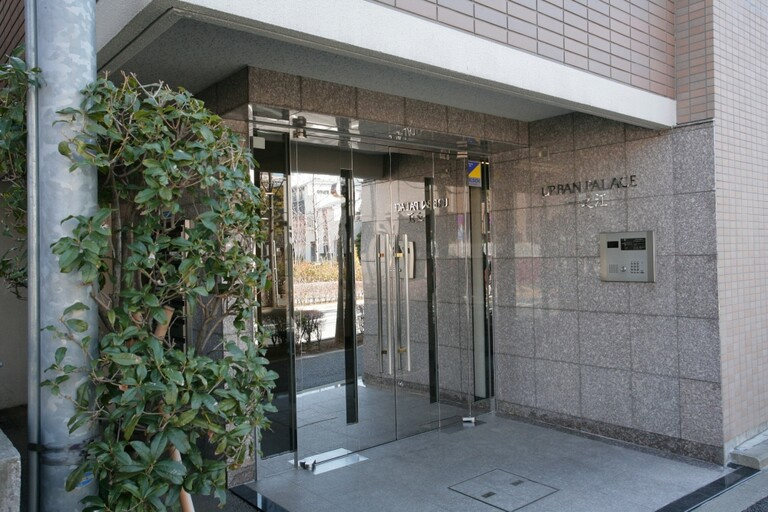 アーバンパレス一之江（2階部分）／仲介手数料無料／新規フルリノベーションのエントランス