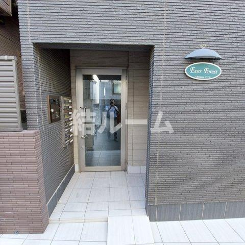 豊島区千早４丁目のアパートのエントランス