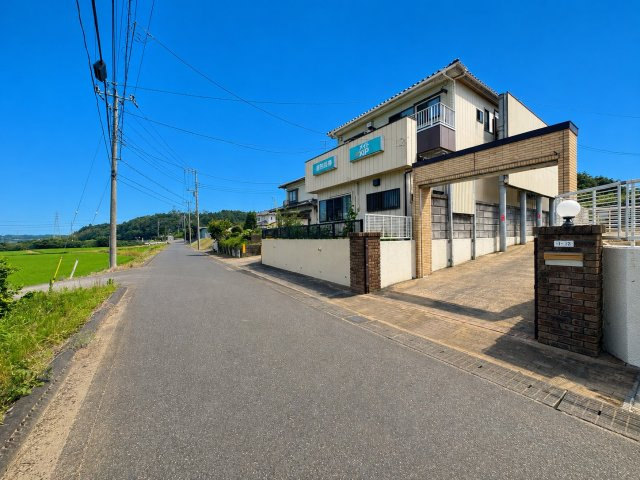 【軽量鉄骨】稲敷市江戸崎乙中古戸建の前面道路含む現地写真