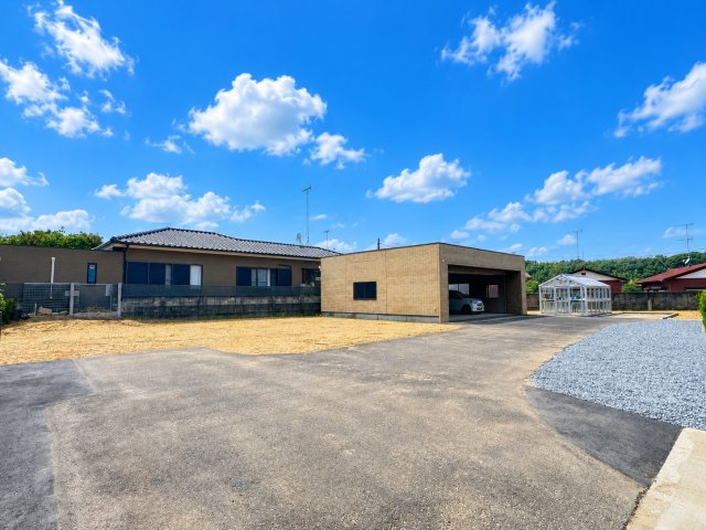 【軽量鉄骨】稲敷市江戸崎乙中古戸建の駐車場