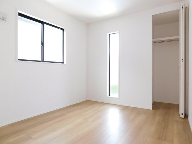 名古屋市昭和区伊勝町１丁目の新築一戸建の洋室|◇洋室◇　　明るい洋室５．４帖　全居室収納完備♪