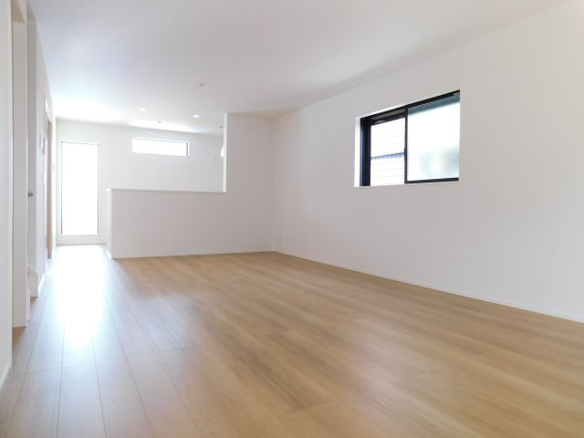 名古屋市昭和区伊勝町１丁目の新築一戸建の居間・リビング|◇リビング◇　　明るく広いリビング２０．４帖　足元からリビング全体を均等に温める床暖房付き♪