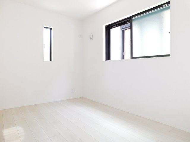 名古屋市昭和区伊勝町１丁目の新築一戸建の洋室|◇１階洋室◇　　明るい洋室５．０帖　全居室収納完備♪