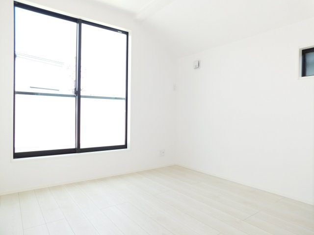 名古屋市昭和区伊勝町１丁目の新築一戸建の洋室|◇２階洋室◇　　明るい洋室５．４帖　全居室収納完備♪　バルコニー付き♪