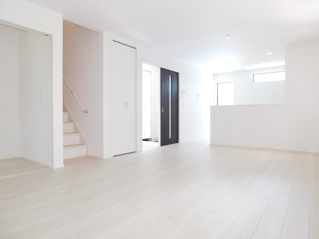 名古屋市昭和区伊勝町１丁目の新築一戸建の居間・リビング|◇リビング◇　　明るく広いリビング１８．７帖　リビング収納完備！　足元から温まる床暖房付き！