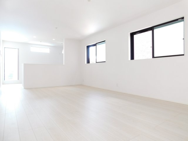 名古屋市昭和区伊勝町１丁目の新築一戸建の居間・リビング|◇リビング◇　　明るく広いリビング１８．７帖　大きな窓の開放感のある空間♪
