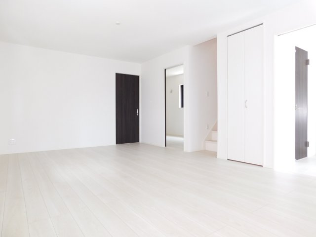名古屋市昭和区伊勝町１丁目の新築一戸建の居間・リビング|◇リビング◇　　明るく広いリビング１８．７帖　リビング横に、子供部屋やワークスペースなどに利用できる５．０帖の洋室付き！