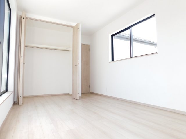 北名古屋市片場八瀬の木の新築一戸建の収納|◇洋室◇　　南面で明るい洋室約７．２５帖　全居室収納完備♪　バルコニー付き！