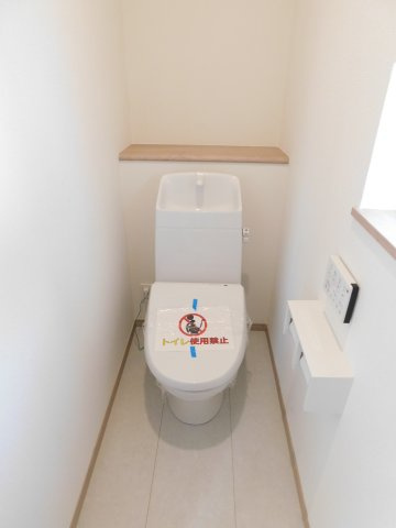 北名古屋市片場八瀬の木の新築一戸建のトイレ|◇トイレ◇　　１・２階シャワートイレ　節水タイプ　リモコンパネル付き