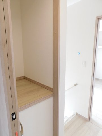 北名古屋市片場八瀬の木の新築一戸建の収納|◇２階ホール収納◇　　季節物の収納に便利です！