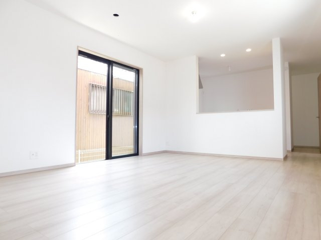 北名古屋市片場八瀬の木の新築一戸建の居間・リビング|◇リビング◇　　南面で明るいリビング約１９．０帖　リビングの様子が見渡せる対面キッチン♪