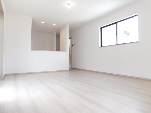 北名古屋市片場八瀬の木の新築一戸建の居間・リビング|◇リビング◇　　南面で明るいリビング約１９．０帖　キッチン裏に大型パントリー完備！