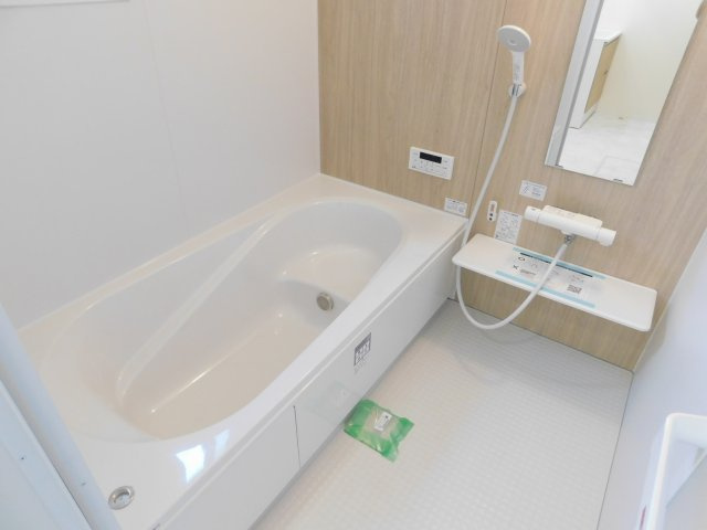 北名古屋市片場白山の新築一戸建の浴室|◇浴室◇　　広い１坪サイズ（ＬＩＸＩＬ）・浴室暖房乾燥機・断熱浴槽・エコベンチ浴槽・お手入れ楽々カウンター・キレイサーモフロア・オートバス・バリアフリーバス・追い焚き・浴室窓あり