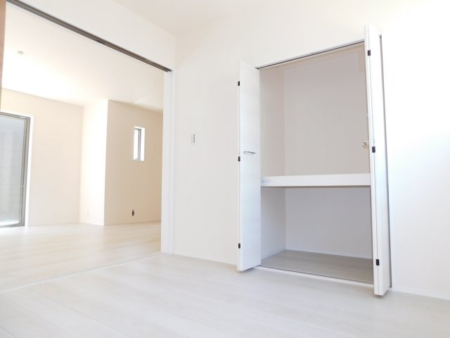 北名古屋市片場白山の新築一戸建の洋室|◇１階洋室◇　　明るい洋室４．５帖　全居室収納完備！　お子様の遊び場に最適です♪