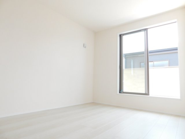 北名古屋市片場白山の新築一戸建の洋室|◇２階洋室◇　　南面で明るい洋室６．０帖　ウォークインクローゼット完備！　バルコニー付き♪