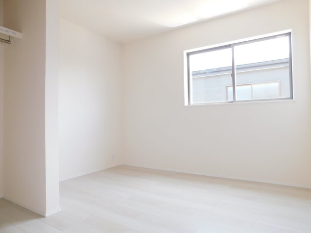 北名古屋市片場白山の新築一戸建の洋室|◇２階洋室◇　　南面で明るい洋室５．１帖　ウォークインクローゼット完備！