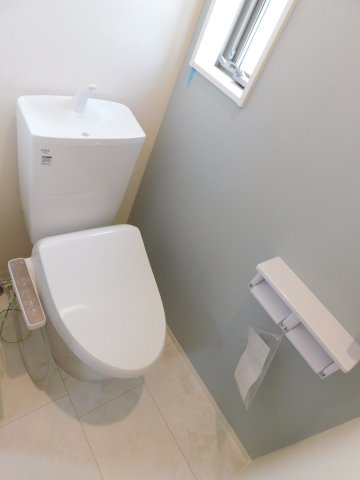 北名古屋市片場白山の新築一戸建のトイレ|◇トイレ◇　　１・２階シャワートイレ・節水タイプ　収納付き