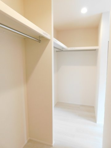 北名古屋市片場白山の新築一戸建の収納|◇大型ウォークインクローゼット◇　　家族の洋服や季節の荷物など大容量収納できます♪
