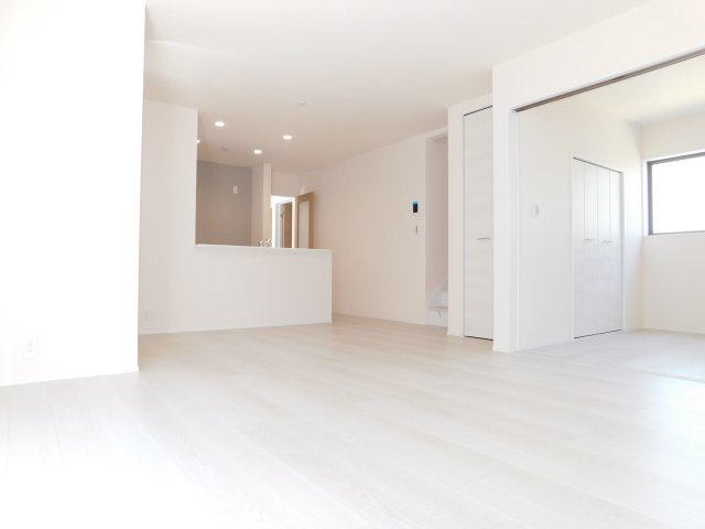 北名古屋市片場白山の新築一戸建の居間・リビング|◇リビング◇　　南面で明るいリビング１７．２帖　洋室と続き間で２１．７帖の広々空間になります♪