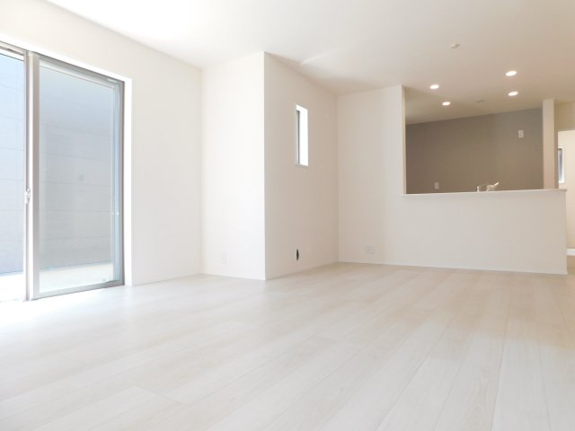 北名古屋市片場白山の新築一戸建の居間・リビング|◇リビング◇　　南面で明るいリビング１７．２帖　会話が弾む対面キッチン♪