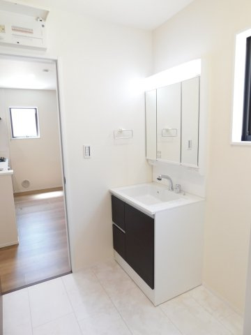 北名古屋市片場白山の新築一戸建の独立洗面台|◇洗面室◇　　三面鏡シャンプードレッサー　くもり止め仕様　床下収納庫完備　