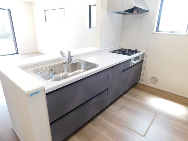 北名古屋市片場白山の新築一戸建のキッチン|◇キッチン◇　　人気の対面式・人造大理石カウンター・浄水機能付ハンドシャワー・静音仕様シンク・スローインクローズレール・Ｓｉセンサーコンロ（３口）・床下収納庫