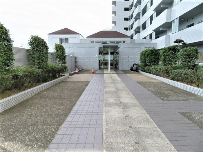 明るく開放的なエントランス♪帰るたび、お出かけのたびに気持ちよく過ごせる空間です♪