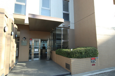 しっかりとした印象のエントランスですね