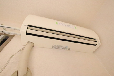 洋室にエアコン１基ついてます