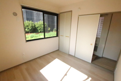 洋室4.5帖のお部屋も明るいです。