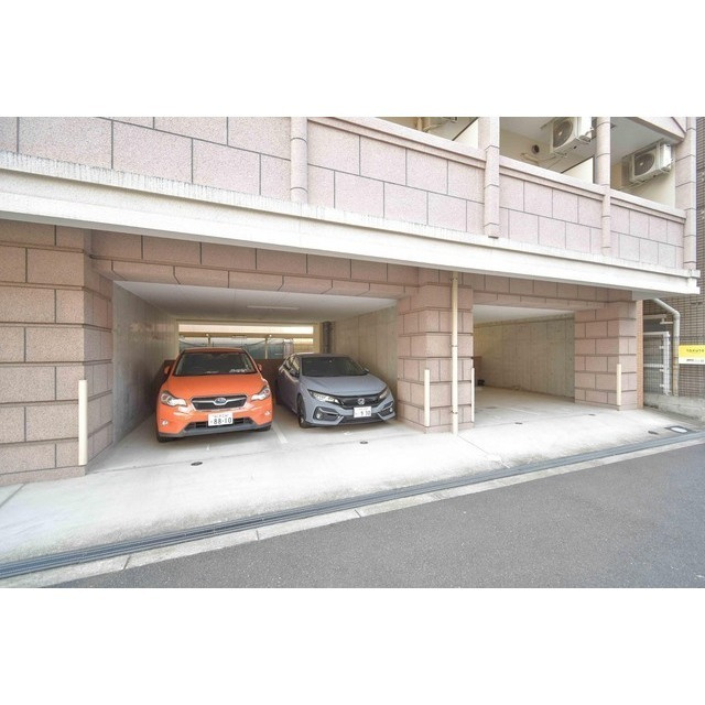 Uresidence京橋の駐車場
